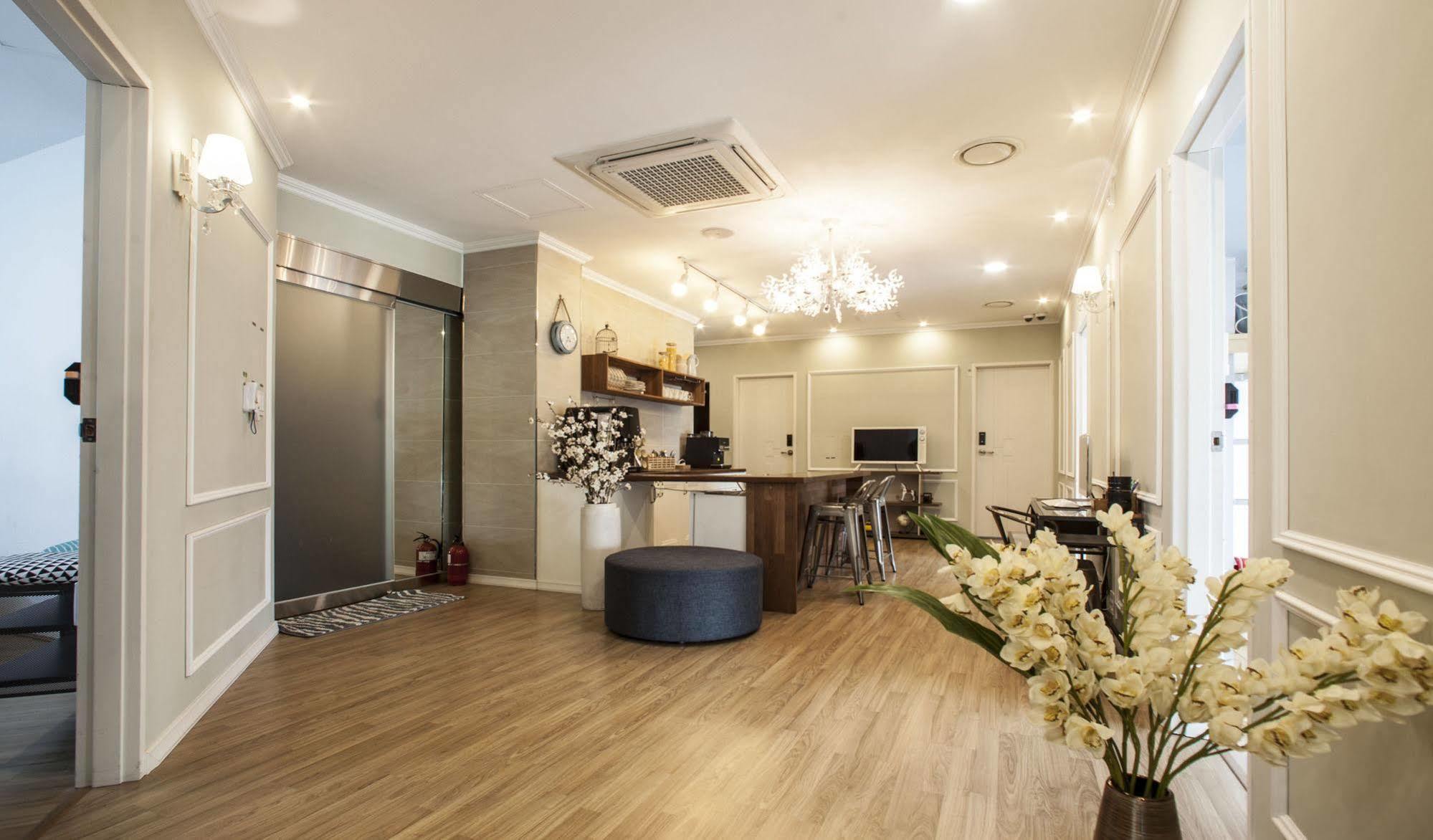 First Guesthouse Пусан Экстерьер фото